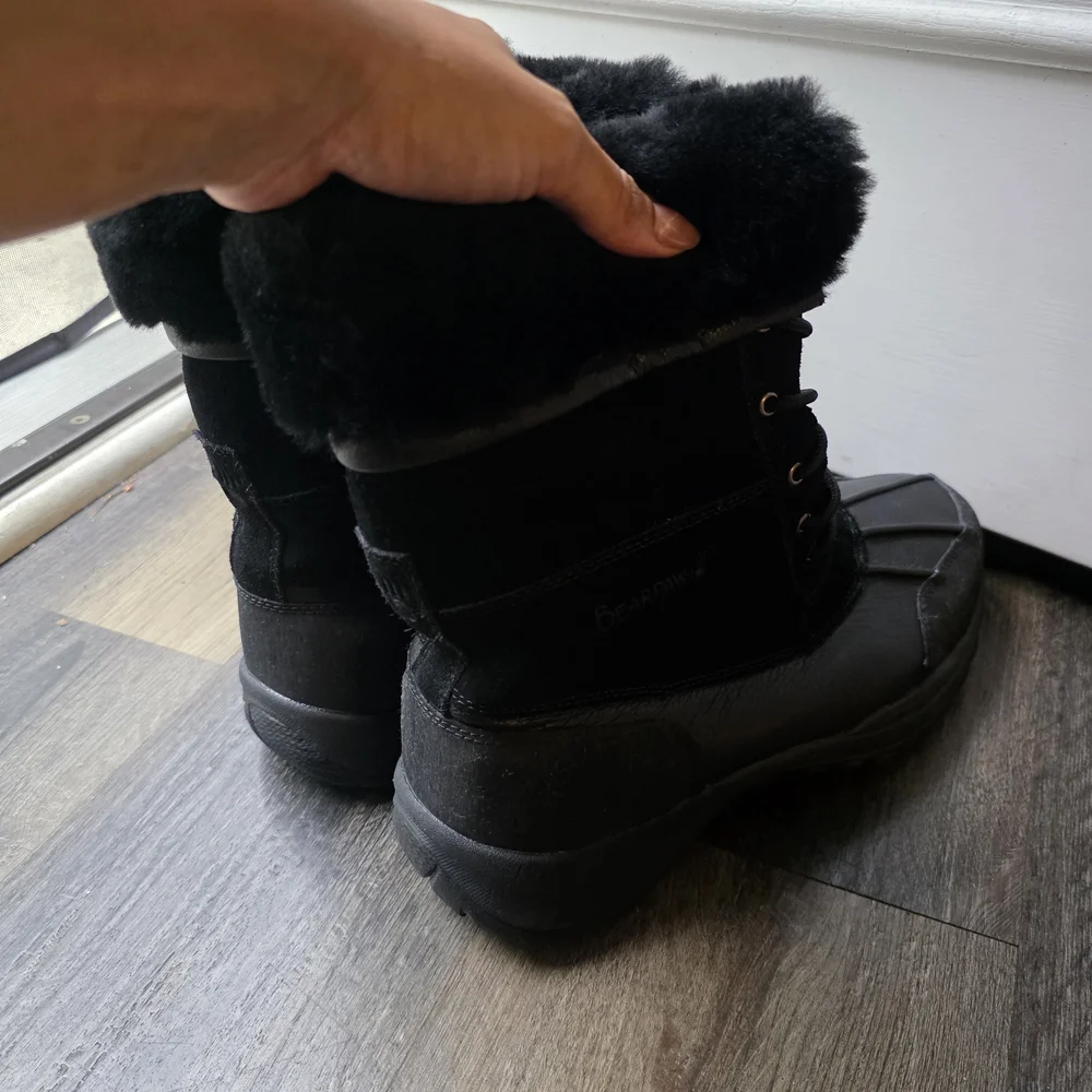 Bearpaw Women’s Black Lace-Up Winter Boots
